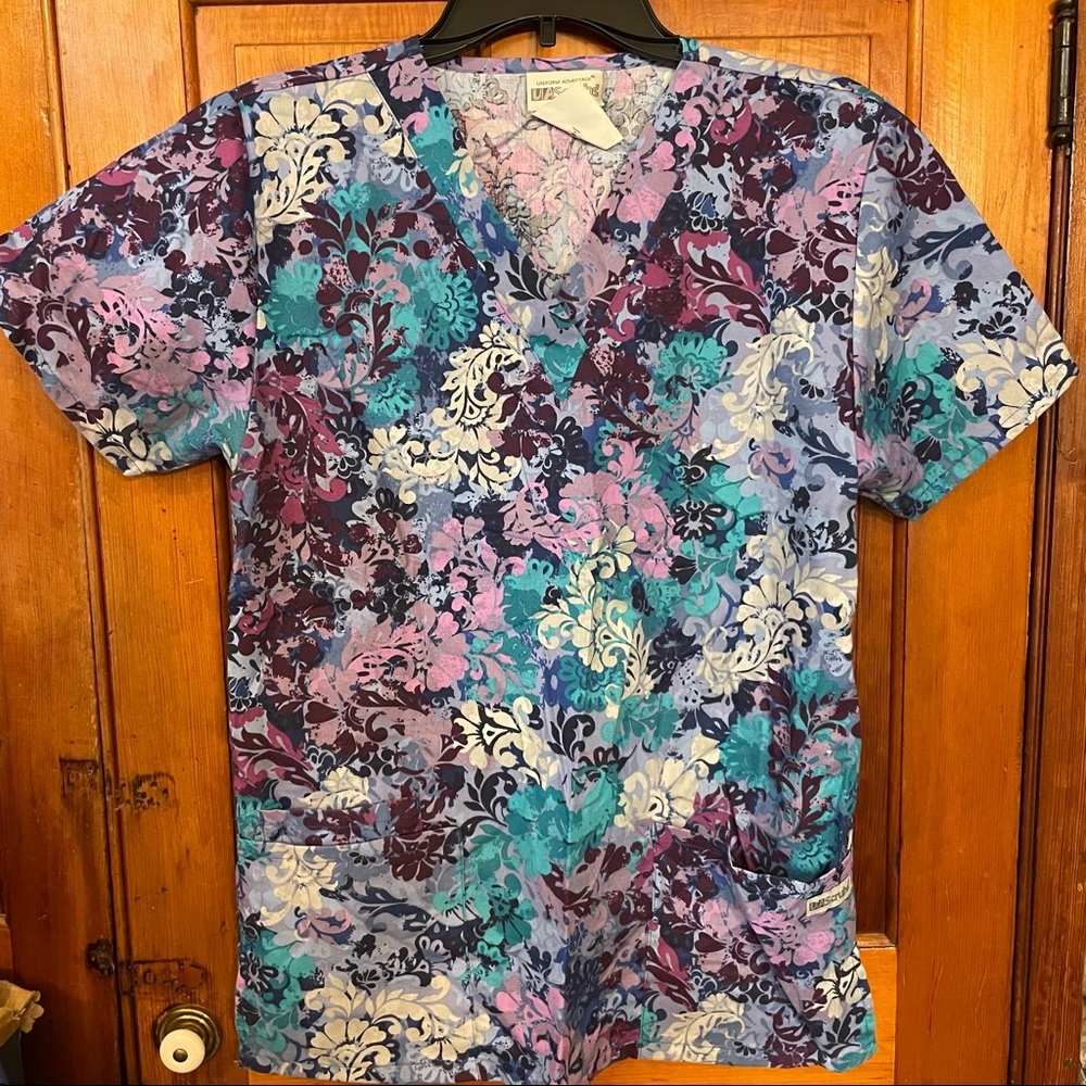 filigree scrub top